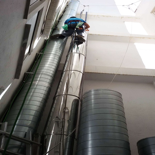 trabajos de instalación y montaje de tubos de salida de humos