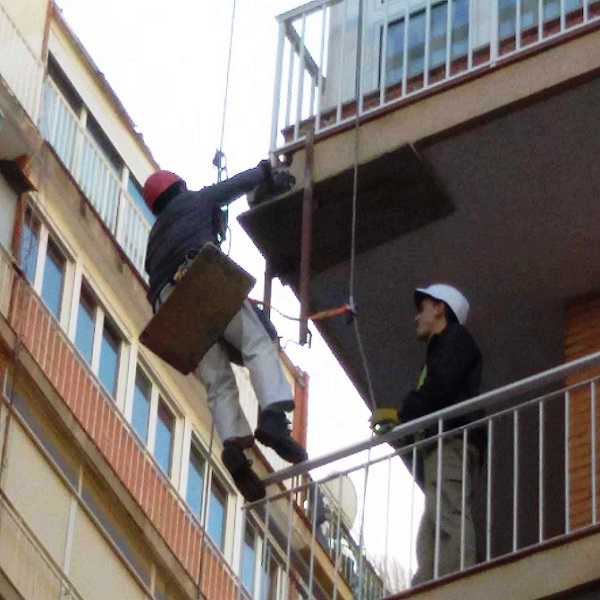 trabajos de reparación y reconstrucción de voladizos de balcones y terrazas